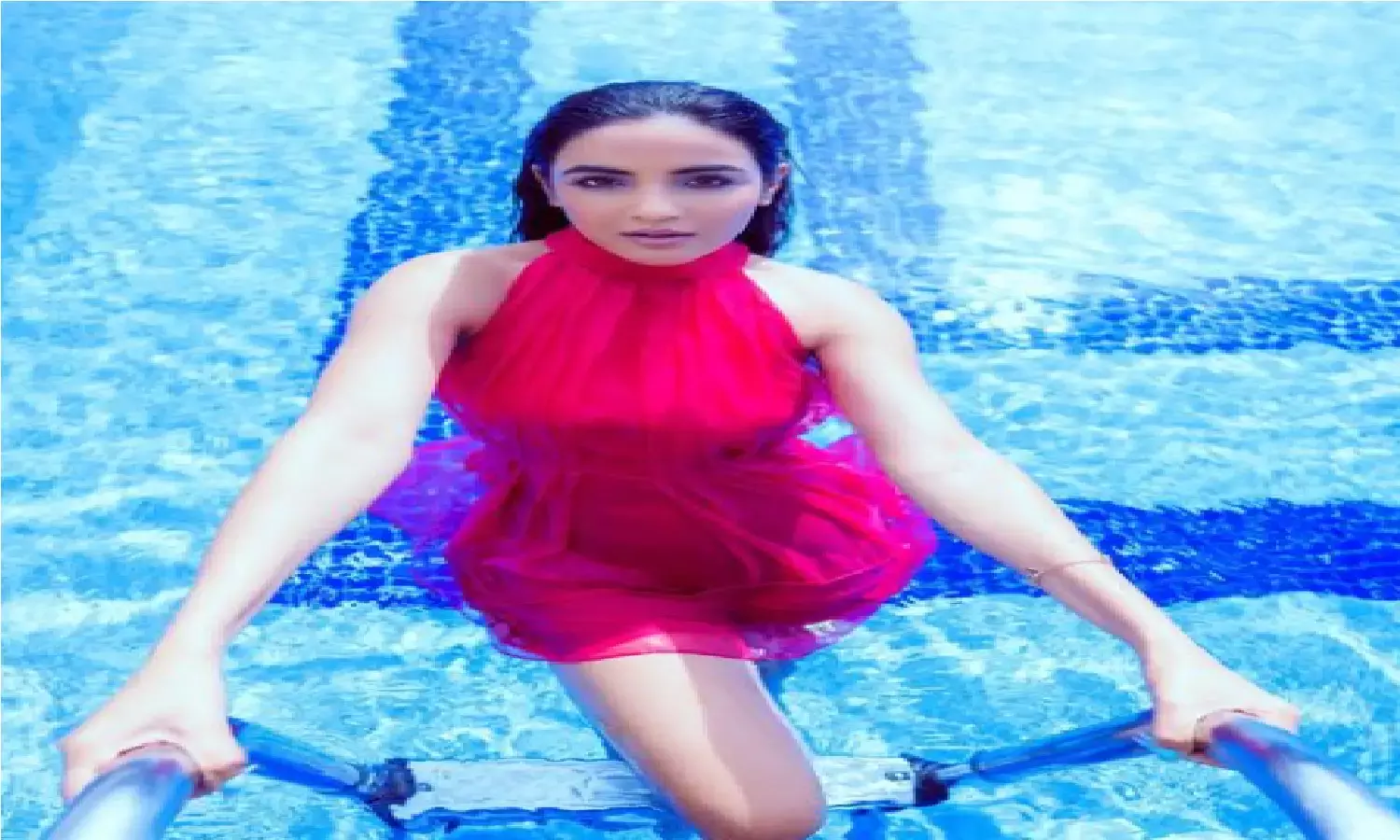 Jasmin Bhasin ने स्विमिंग पूल पिक शेयर कर सोशल मीडिया पर लगाई आग Jasmin Bhasin ने स्विमिंग पूल पिक शेयर कर सोशल मीडिया पर लगाई आग