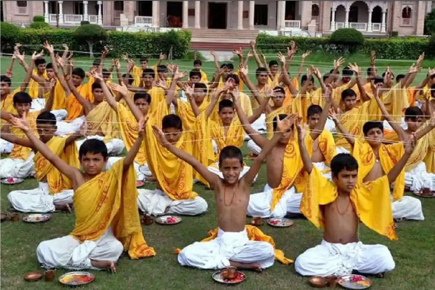 यूपी का एक ऐसा स्कूल जहाँ छात्रो को वेदपाठ का ज्ञान कराया जाता हैं, गुरूकुल की तरह यूपी का एक ऐसा स्कूल जहाँ छात्रो को वेदपाठ का ज्ञान कराया जाता हैं, गुरूकुल की तरह