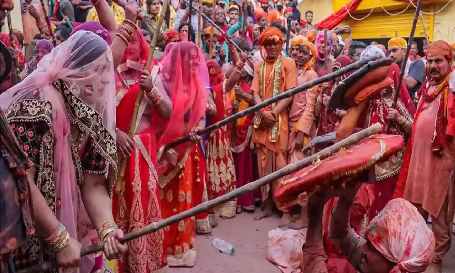 जानिए क्यो होती हैं ब्रज में लठमार होली व क्यो औरते-आदमियों को पीटती हैं जानिए क्यो होती हैं ब्रज में लठमार होली व क्यो औरते-आदमियों को पीटती हैं