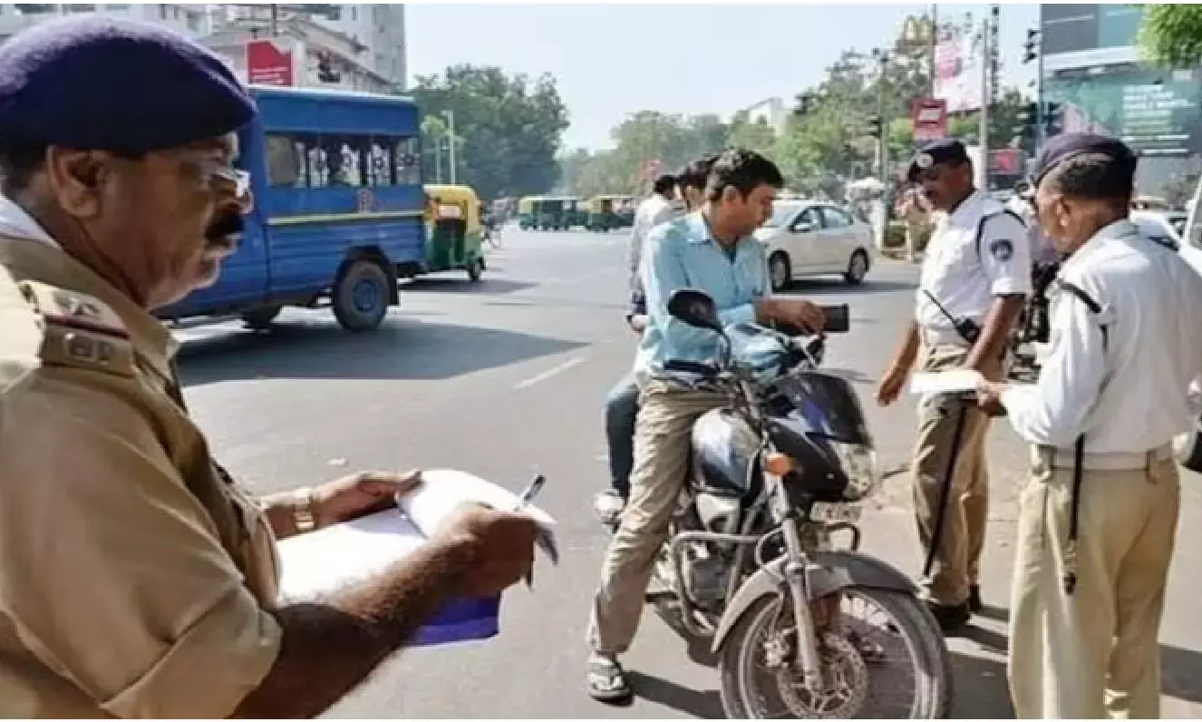 जानिए कौन काट सकता हैं आपका चालान, सड़क पर आपके पास क्या-क्या अधिकार हैं जानिए कौन काट सकता हैं आपका चालान, सड़क पर आपके पास क्या-क्या अधिकार हैं